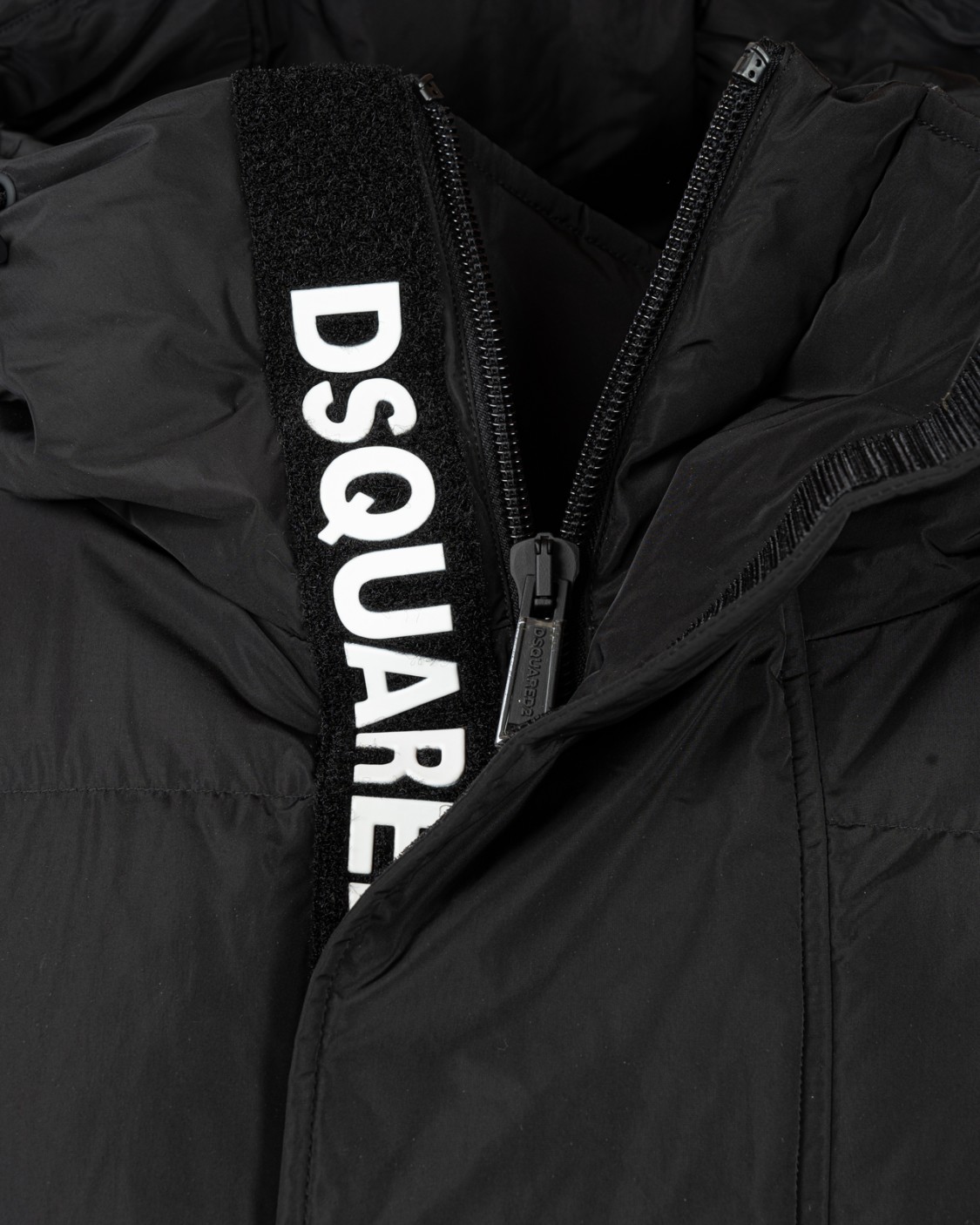 shop DSQUARED2 Saldi Piumino: Dsquared2 piumino imbottito in nylon.
Trapuntatura a righe.
Vestibilità regolare.
Collo alto con cappuccio.
Chiusura con zip a doppio cursore.
Tasche con zip.
Stampa lettering "DSQUARED2".
Composizione: 100% Poliestere.
Fabbricato in Cina.. AN0305 S53353-900 number 748125